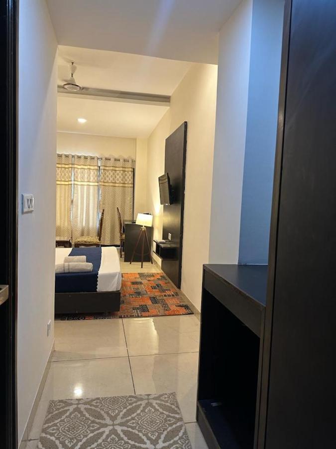 Hotel Jb Residency !! Luxurious & Royal Balcony Rooms !! Large Rooms Zirakpur Buitenkant foto