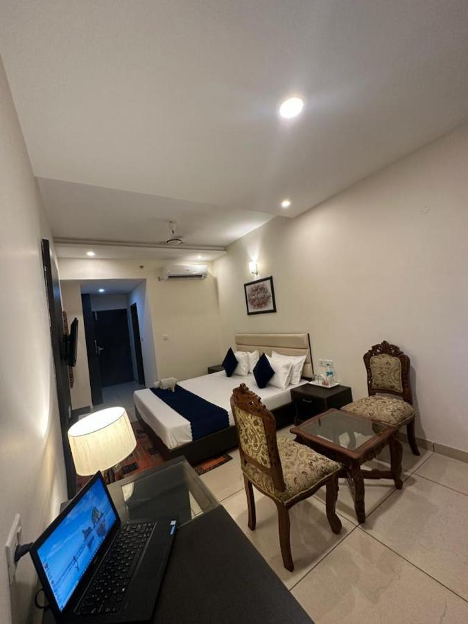 Hotel Jb Residency !! Luxurious & Royal Balcony Rooms !! Large Rooms Zirakpur Buitenkant foto