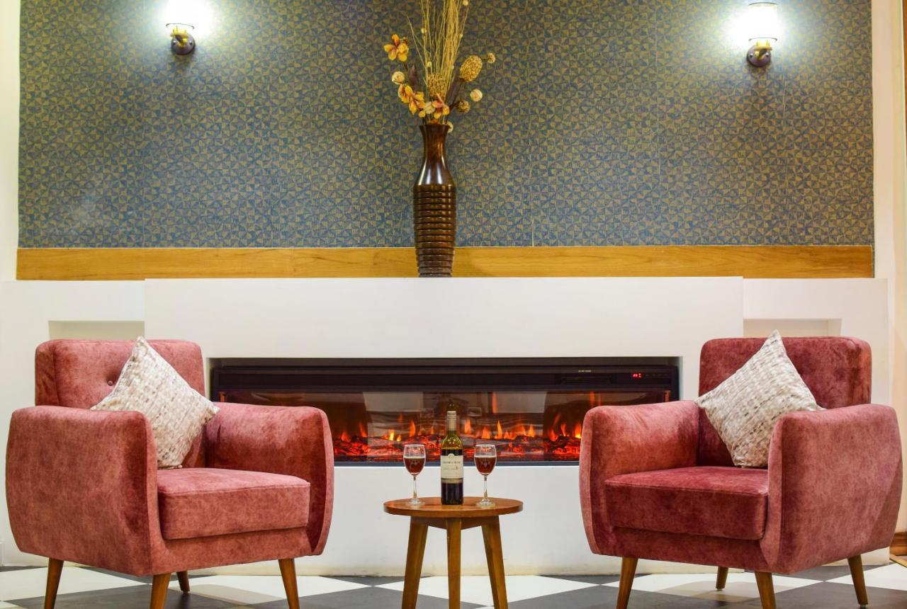 Hotel Jb Residency !! Luxurious & Royal Balcony Rooms !! Large Rooms Zirakpur Buitenkant foto
