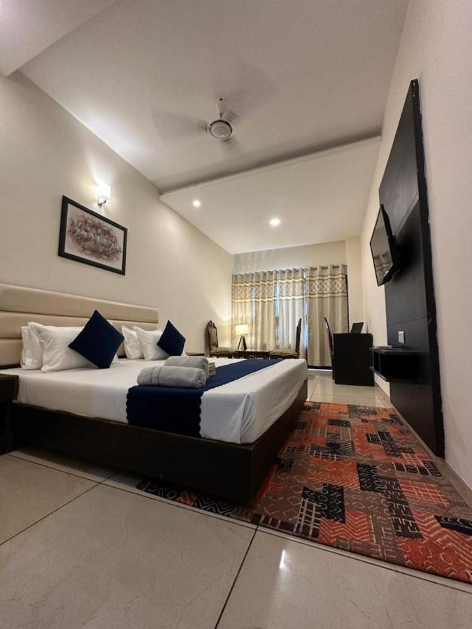 Hotel Jb Residency !! Luxurious & Royal Balcony Rooms !! Large Rooms Zirakpur Buitenkant foto