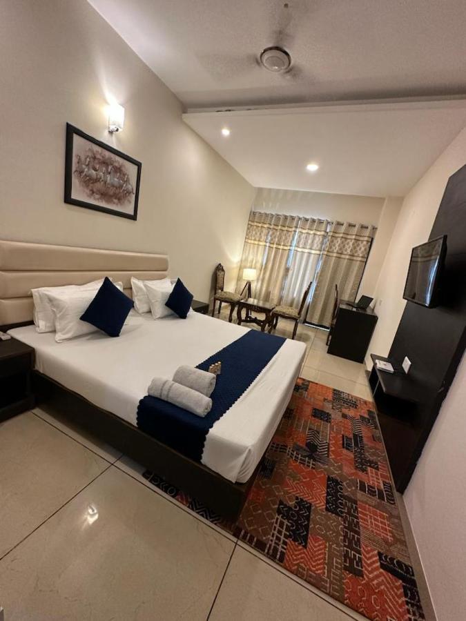 Hotel Jb Residency !! Luxurious & Royal Balcony Rooms !! Large Rooms Zirakpur Buitenkant foto