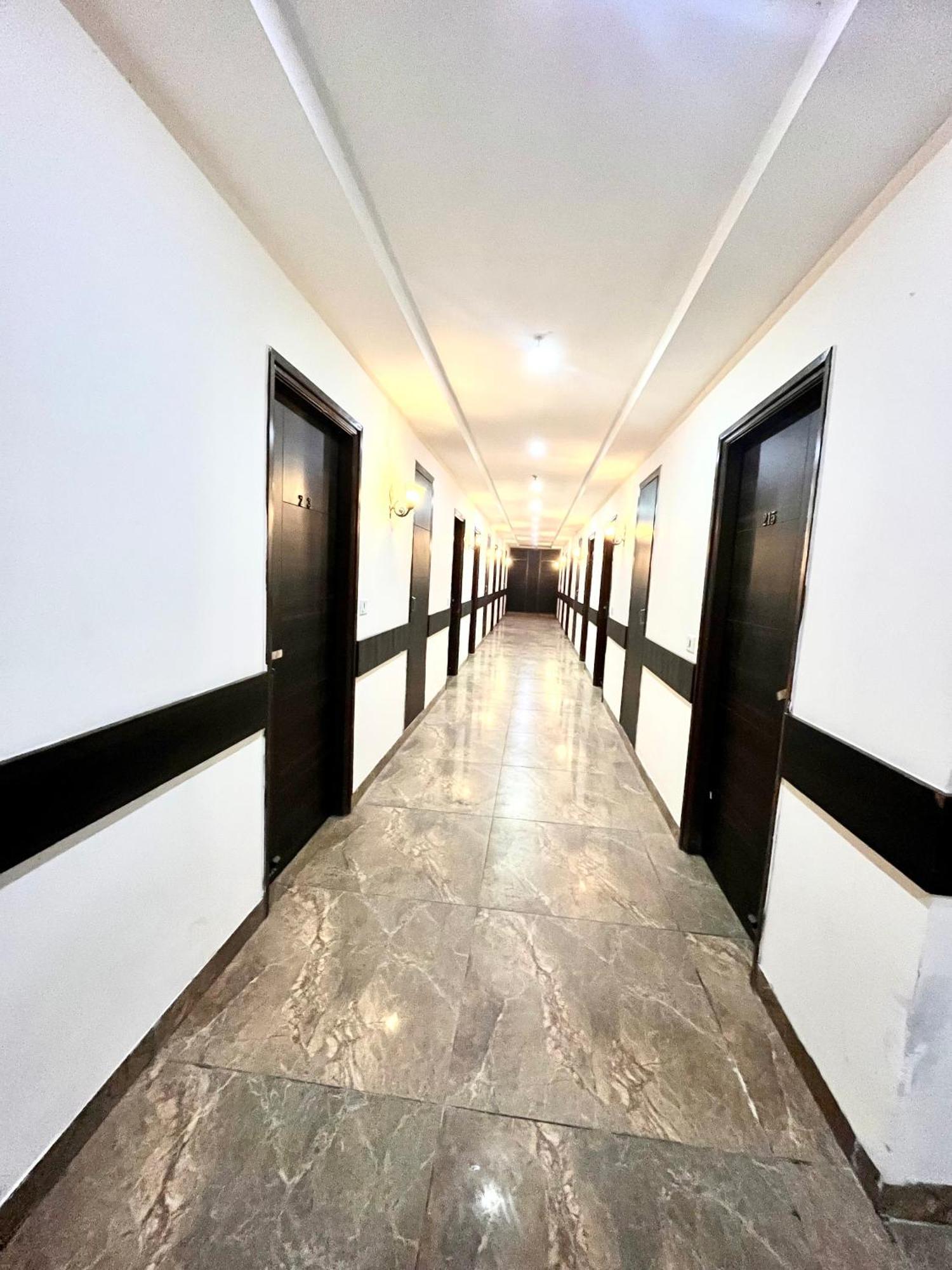 Hotel Jb Residency !! Luxurious & Royal Balcony Rooms !! Large Rooms Zirakpur Buitenkant foto
