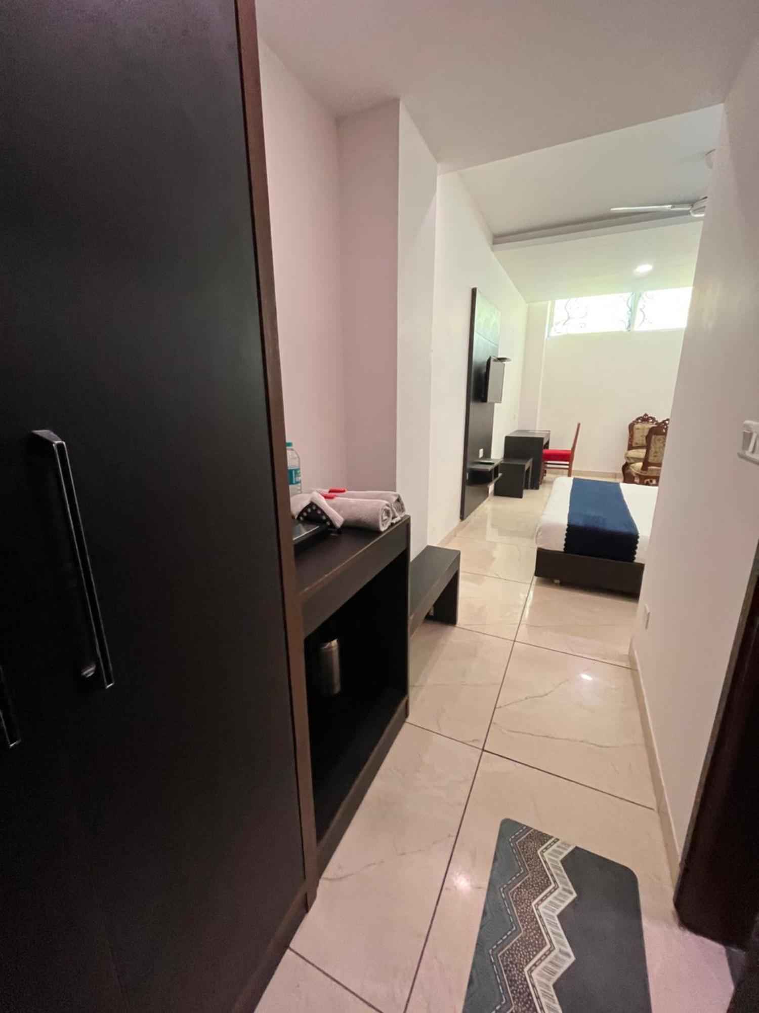 Hotel Jb Residency !! Luxurious & Royal Balcony Rooms !! Large Rooms Zirakpur Buitenkant foto