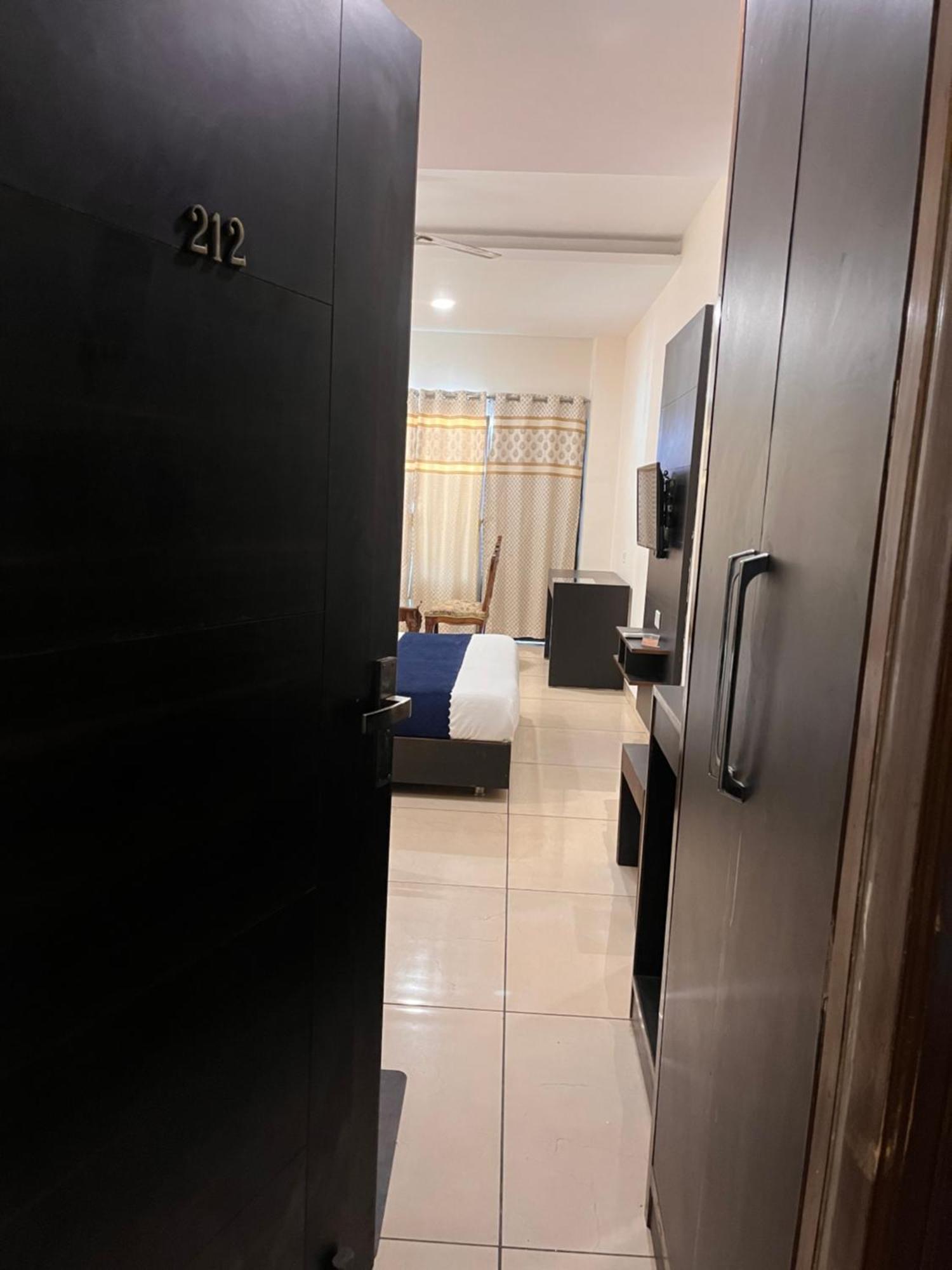 Hotel Jb Residency !! Luxurious & Royal Balcony Rooms !! Large Rooms Zirakpur Buitenkant foto