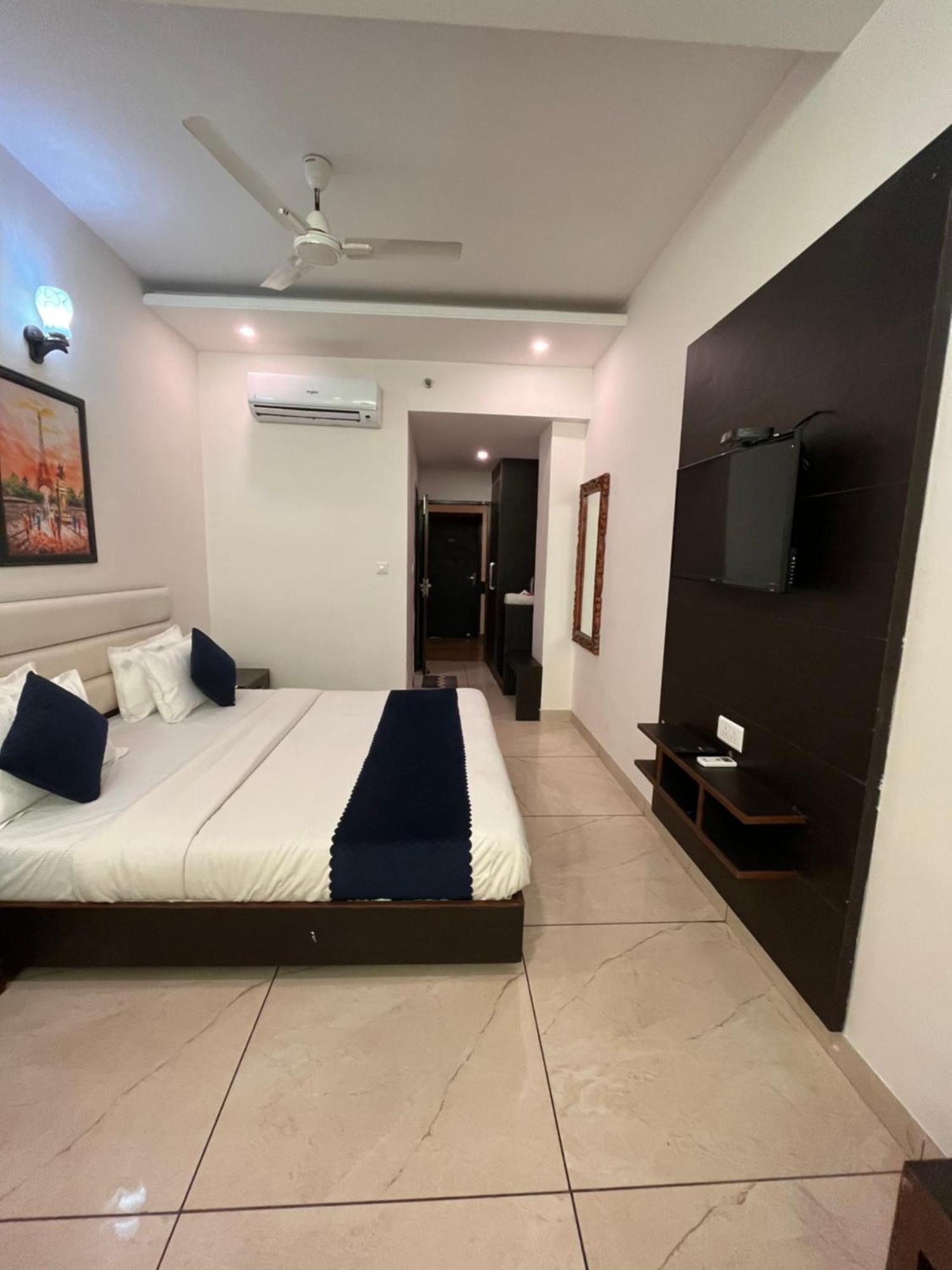 Hotel Jb Residency !! Luxurious & Royal Balcony Rooms !! Large Rooms Zirakpur Buitenkant foto