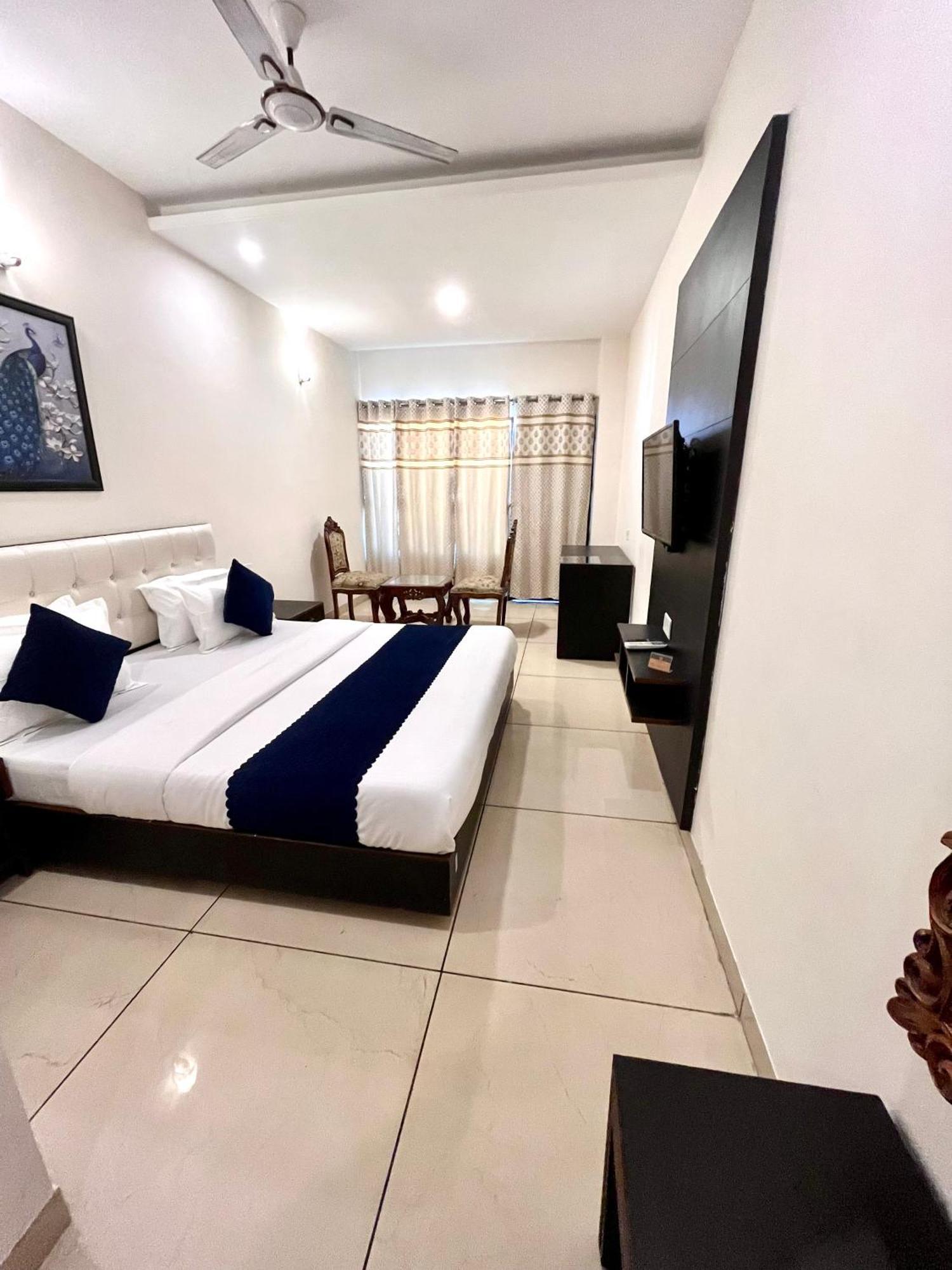 Hotel Jb Residency !! Luxurious & Royal Balcony Rooms !! Large Rooms Zirakpur Buitenkant foto