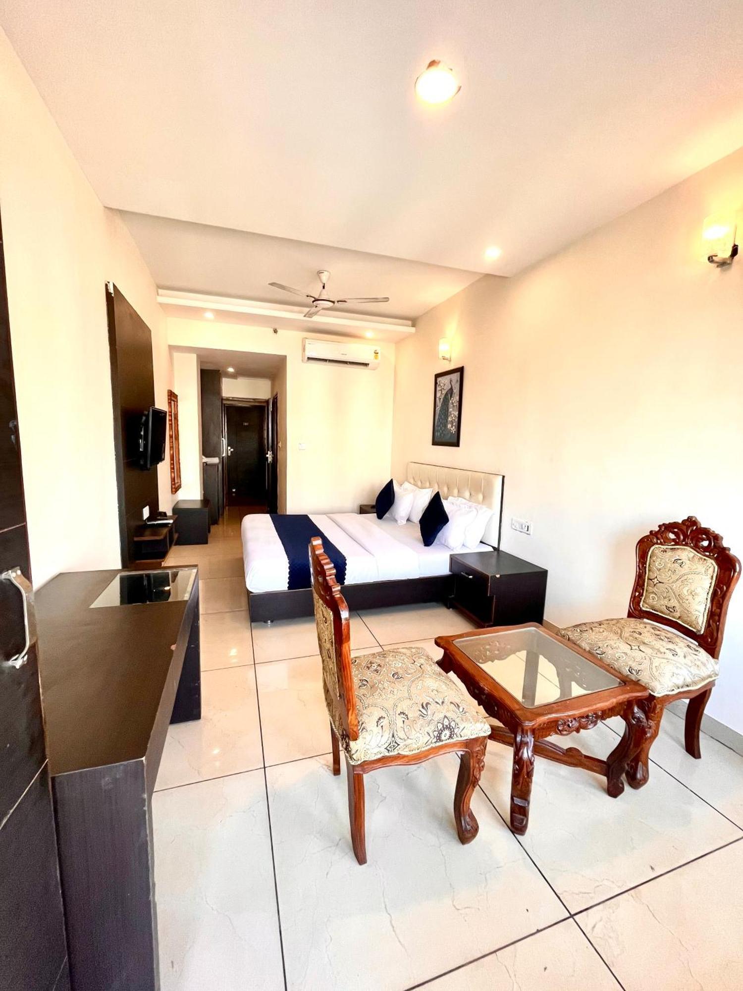 Hotel Jb Residency !! Luxurious & Royal Balcony Rooms !! Large Rooms Zirakpur Buitenkant foto