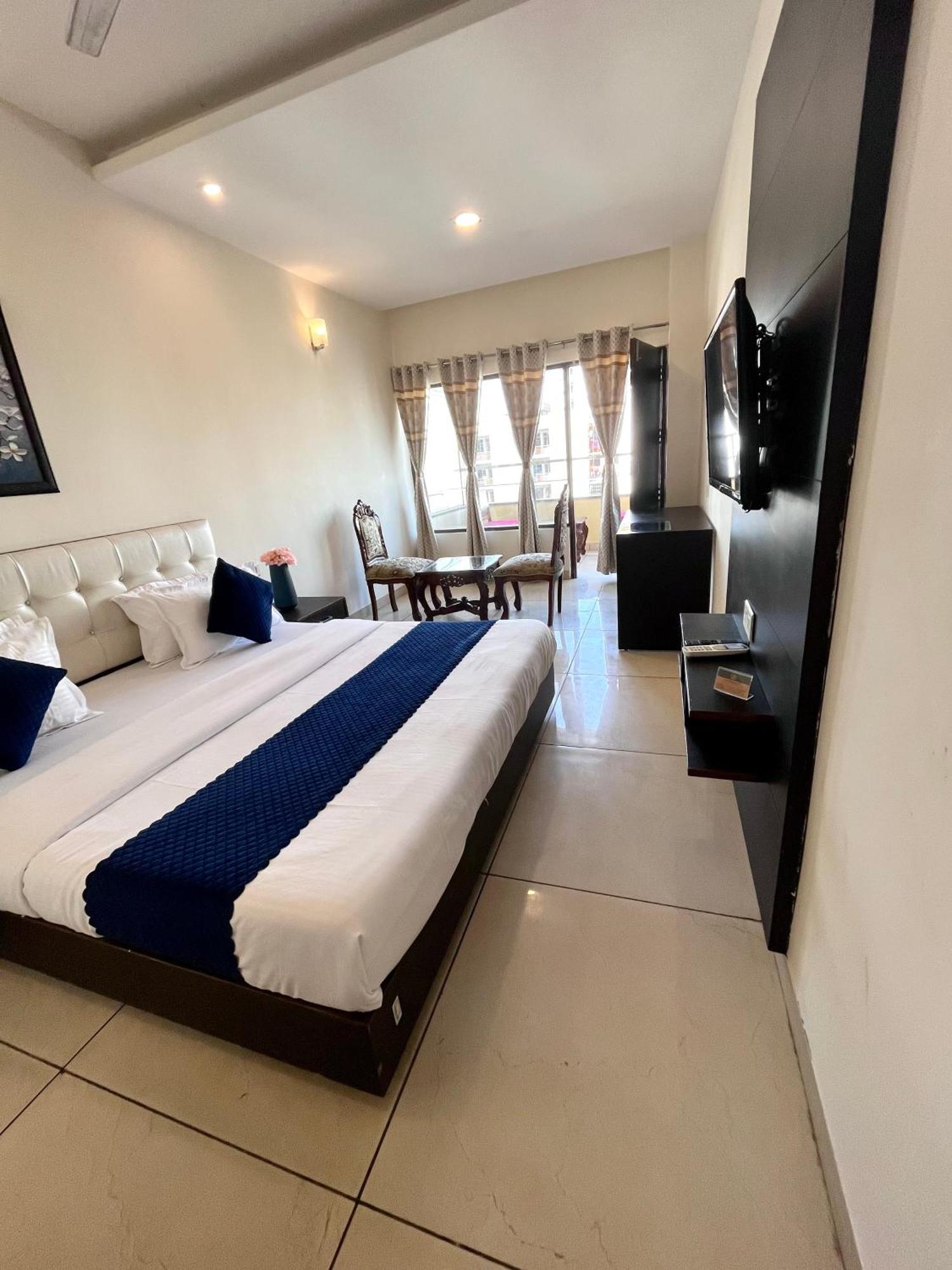 Hotel Jb Residency !! Luxurious & Royal Balcony Rooms !! Large Rooms Zirakpur Buitenkant foto