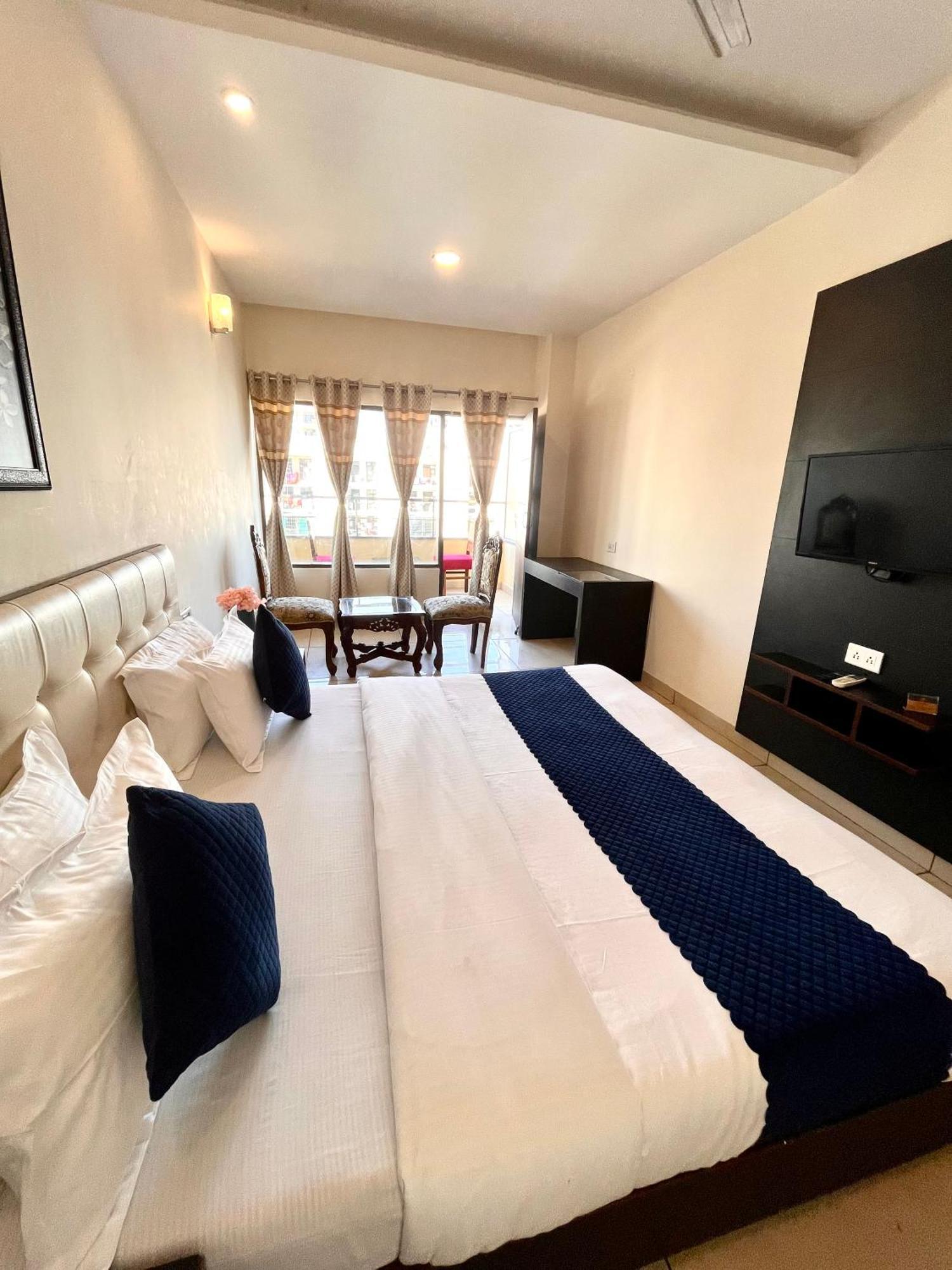 Hotel Jb Residency !! Luxurious & Royal Balcony Rooms !! Large Rooms Zirakpur Buitenkant foto