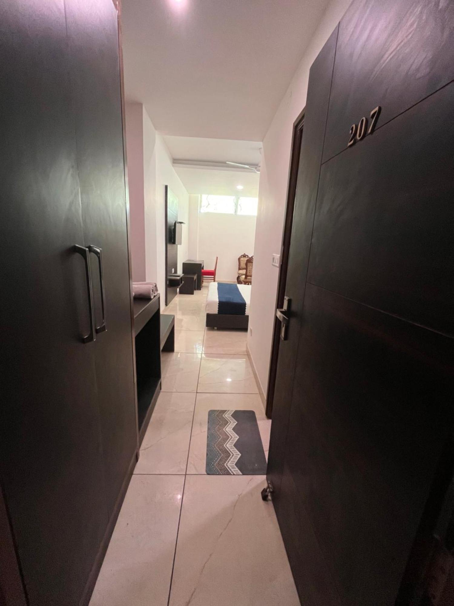 Hotel Jb Residency !! Luxurious & Royal Balcony Rooms !! Large Rooms Zirakpur Buitenkant foto