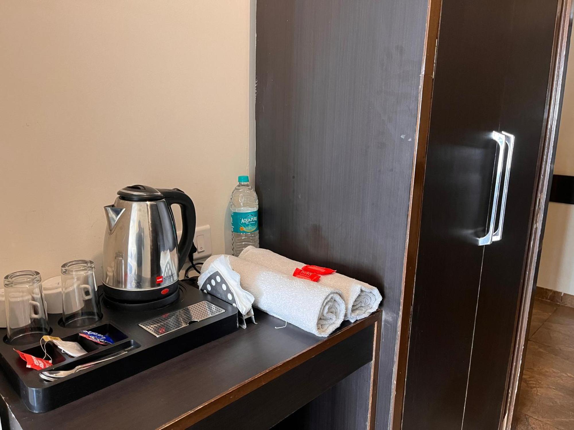 Hotel Jb Residency !! Luxurious & Royal Balcony Rooms !! Large Rooms Zirakpur Buitenkant foto