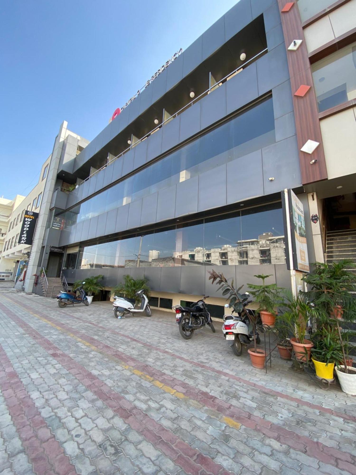 Hotel Jb Residency !! Luxurious & Royal Balcony Rooms !! Large Rooms Zirakpur Buitenkant foto