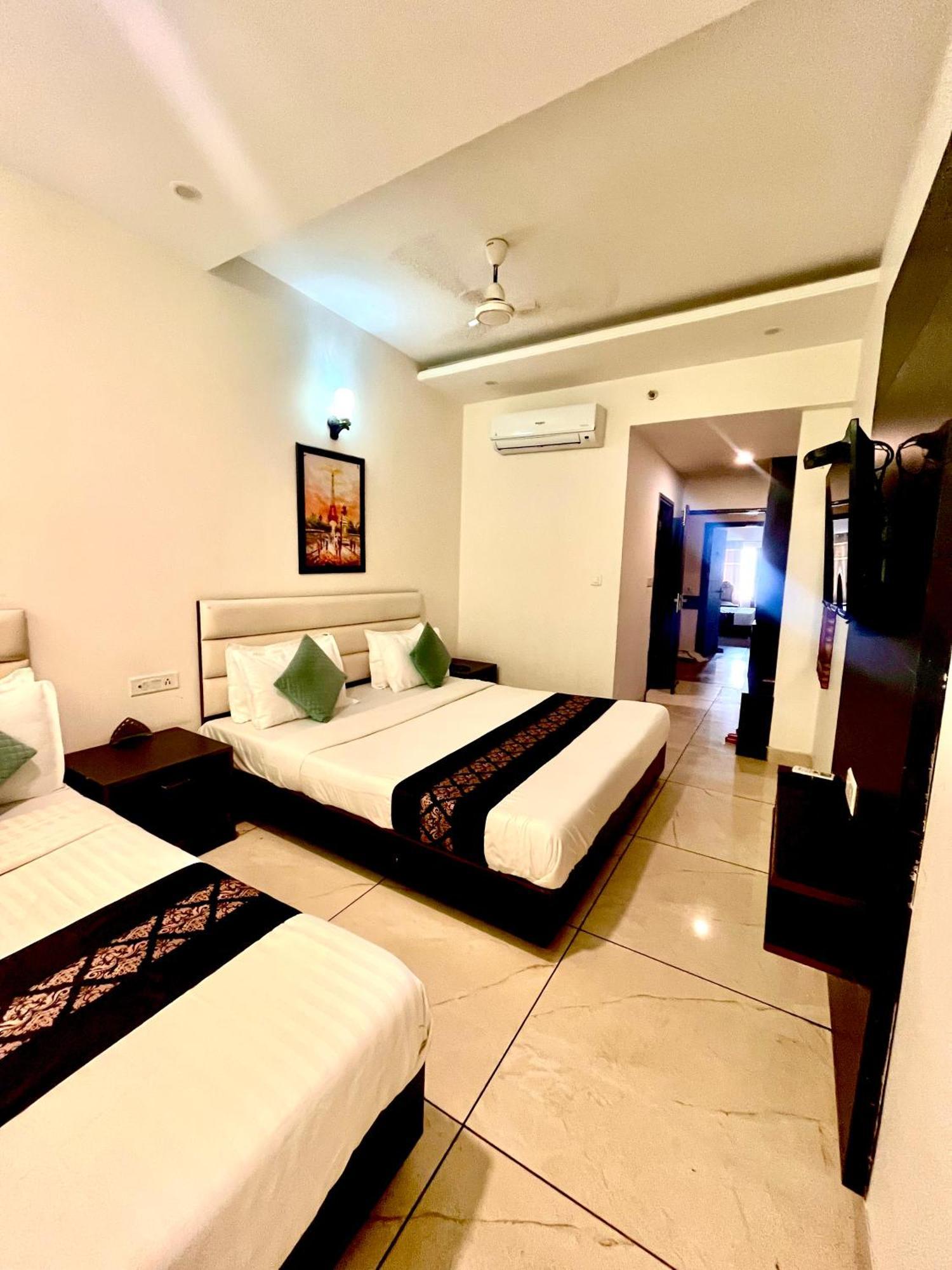 Hotel Jb Residency !! Luxurious & Royal Balcony Rooms !! Large Rooms Zirakpur Buitenkant foto