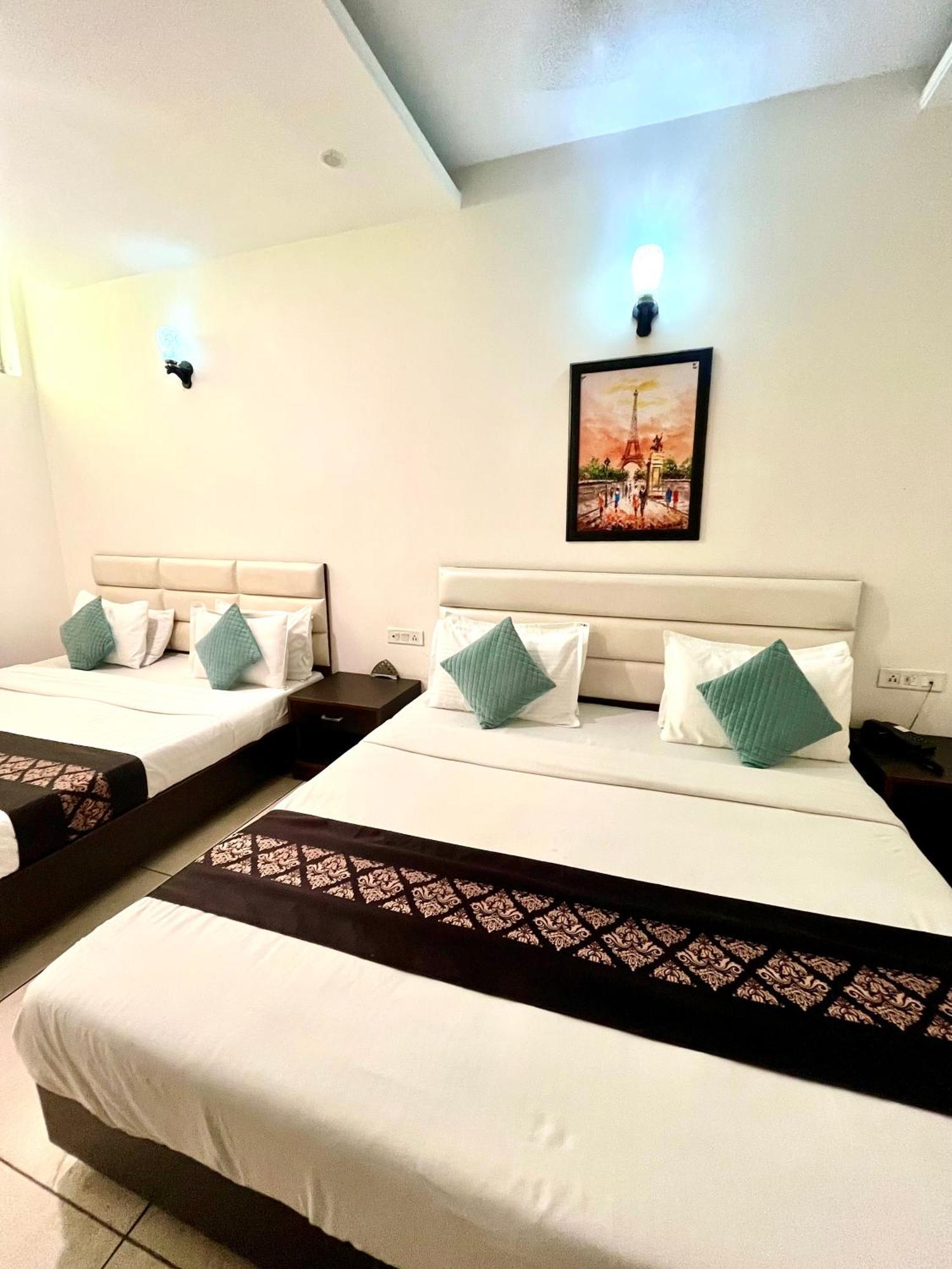 Hotel Jb Residency !! Luxurious & Royal Balcony Rooms !! Large Rooms Zirakpur Buitenkant foto